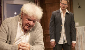 Friedhelm Ptok und Peter Volksdorf in „Besuch bei Mr. Green“: Zwei Generationen finden zueinander.  Foto: Joern Hartmann