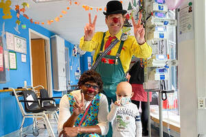 Spaß beim Jubiläumsbesuch der Rote Nasen Clowns. Foto: ROTE NASEN Deutschland e. V.