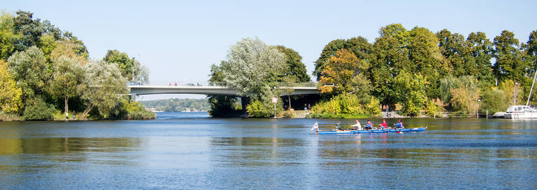 Kleiner Wannsee mit Wannseebrücke.