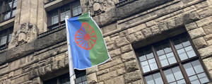 Roma-Flagge vor dem Rathaus Charlottenburg. Foto BACW