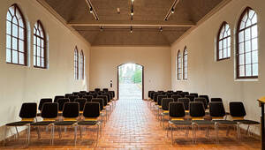 Blick in den bestuhlten Innenraum der Kleinen Kapelle. Foto: Karl Joachim Ferber (Dipl. Ing. Architekt, Objektplanung)