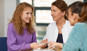 Dr. med. Silvia Müther, Leiterin des Diabeteszentrums für Kinder und Jugendliche, bei einer Diabetesberatung. Foto:DRK Kliniken Berlin