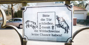 Bitte die Tür schließen, damit die Wildschweine keine Chance haben?
