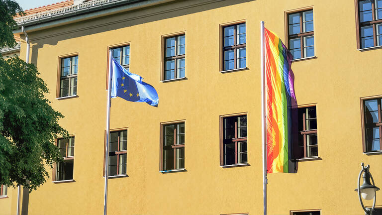 Regenbogenflagge vor dem Rathaus Zehlendorf. Foto: BA SZ