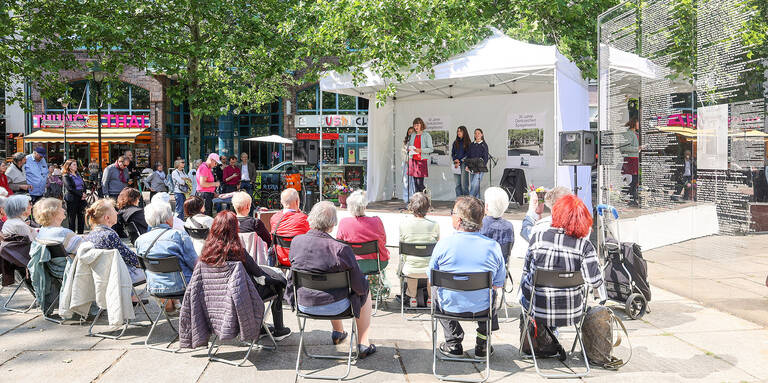 Jubiläumsveranstaltung 30 Jahre Spiegelwand Hermann-Ehlers-Platz. Foto: BASZ