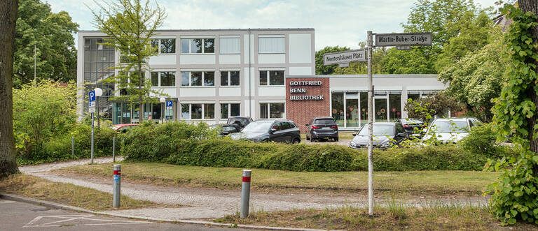 Gottfried-Benn-Bibliothek am Nentershäuser Platz 1.