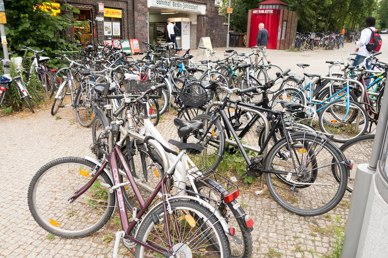 Fahrräder am S-Bahnhof Zehlendorf.