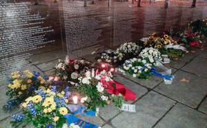 Kranzniederlegung an der Spiegelwand auf dem Hermann-Ehlers-Platz. Foto: BASZ