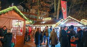 Festliche Stimmung auf dem 14. Zehlendorfer Weihnachtsmarkt. Noch bis zum 30. Dezember lädt die Dorfaue zu Glühwein, Leckereien und einem gemütlichen Beisammensein ein. Foto: BA SZ