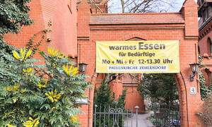 Warmes Essen an der Pauluskirche Zehlendorf. Foto: BA SZ