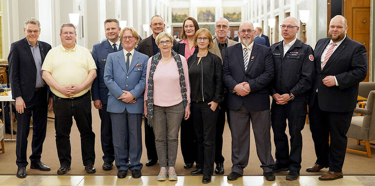 Bezirksbürgermeister Oltmann und der stellvertretende Bezirksbürgermeister Steuckardt mit den Preisträger_innen der bezirklichen Verdienstmedaillen und des Förderpreises 2025. Foto: BA SC