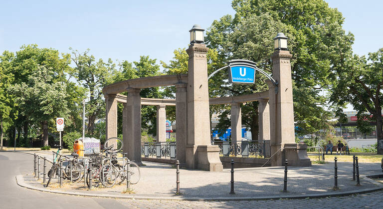 Der Zugang zur U-Bahn fügt sich harmonisch in den Platz ein.