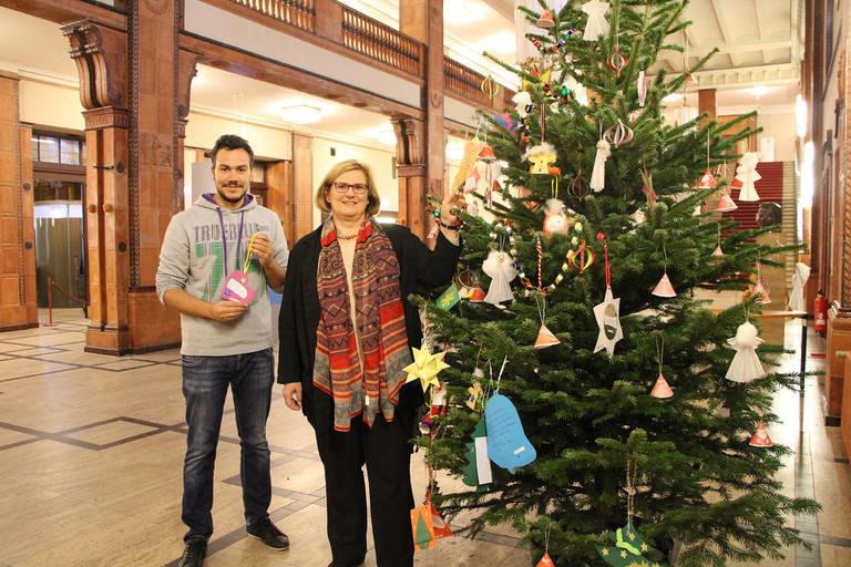 Wunschbaum mit Bezirksbürgermeisterin Angelika Schöttler und dem Vorsitzenden des Vereins „Schenk doch mal ein Lächeln“ Herrn Fayez Gilke. Foto: BA