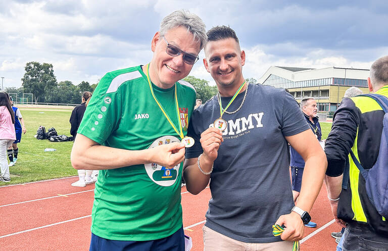 Bezirksbürgermeister Oltmann und Herr Jutzewitz vom Ehrenamtsbüro beim 1. Internationalen Fußballturnier. Foto: BA TS