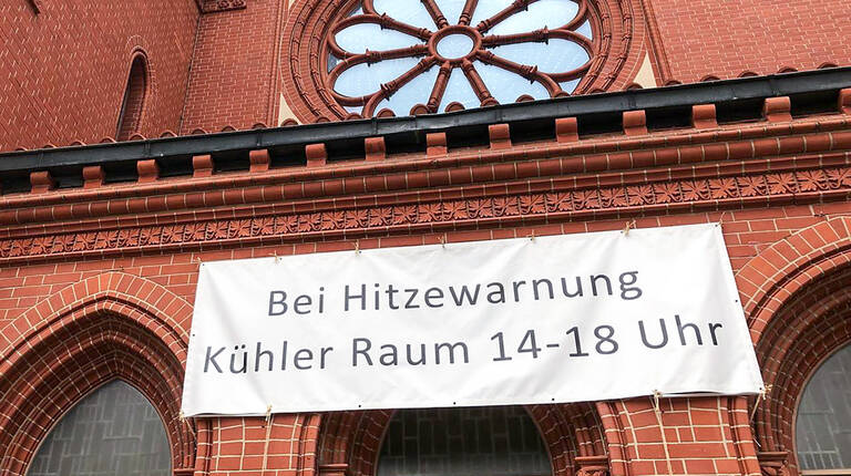 Die Pauluskirche in Zehlendorf Mitte bietet Schutz vor der Hitze. Foto: BA SZ