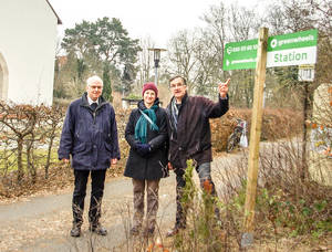 Pfarrer Dr. Karl-Heinz Hoefs und Familie Voswinckel (Pfarrgemeinderat) an der GREENWHEELS Station vor der Kirche „Zu den zwölf Aposteln“. Foto: Fütterer/Kath. Gemeinde Schlachtensee