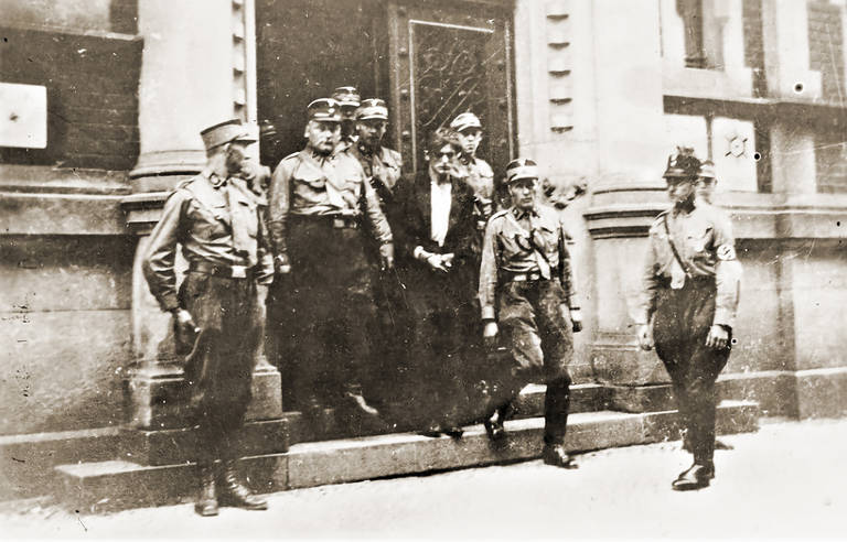 Erich Schulz, KPD-Mitglied, wird von SA-Männern in Neuruppin abgeführt, 19. September 1933. Foto: Bundesarchiv