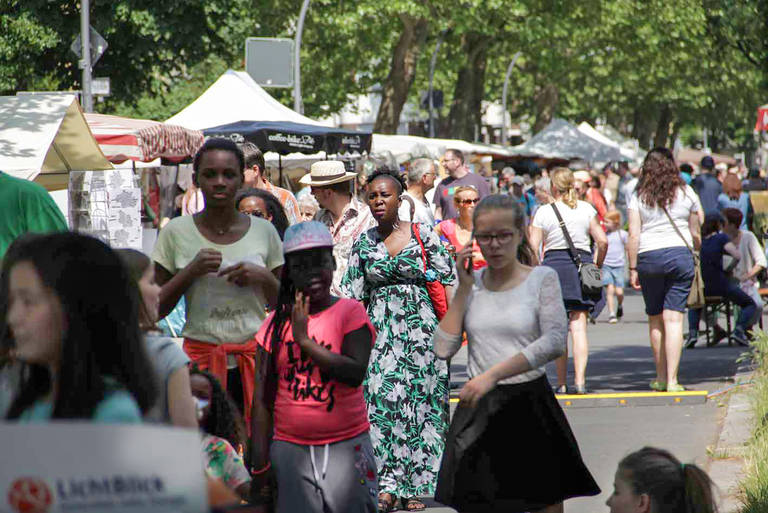 Viele Besucher feierten das Frühlingserwachen in Westend. Foto: Andre Ballin