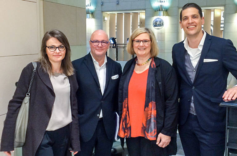 V.r.n.l.: Nico Heinemann, Geschäftsführer des KaDeWe, Bezirksbürgermeisterin Angelika Schöttler, André Maeder, Geschäftsführer der KaDeWe Group, und Natalia Kontos, Unternehmensservice. Foto: Wirtschaftsförderung Tempelhof-Schöneberg