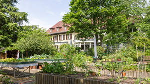 Der barrierefreie Garten der Villa Donnersmarck in Zehlendorf nimmt Teil an der Initiative der Offenen Gärten.