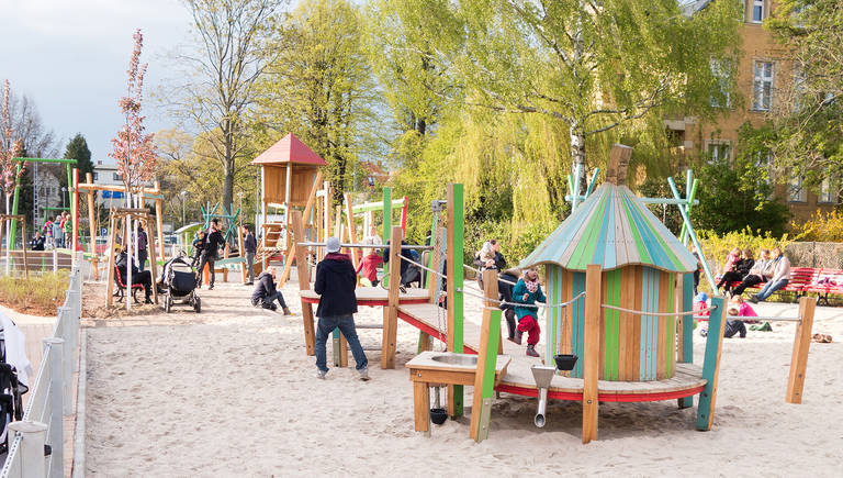 Der neu gestaltete Spielplatzes an der Curtiusstraße 14.