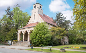 Die Kapelle wurde von Ernst Petersen entworfen.