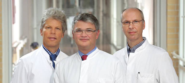 Dr. Michael Barker (links), Chefarzt Professor Dr. med. Torsten Bauer (Mitte) und Chefarzt Professor Dr. med. Joachim Pfannschmidt (rechts).