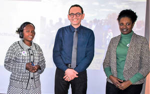 Mary Karanja, Bezirksbürgermeister Stephan von Dassel, Lilian Maina (v.l.n.r.).