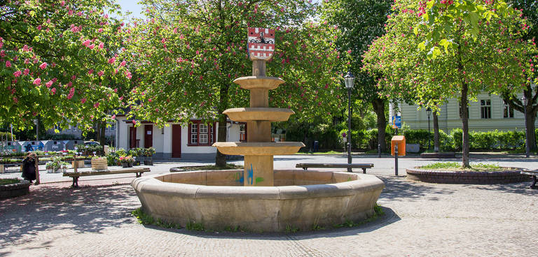 Brunnen mit Wappen von Steglitz, Lichterfelde und Lankwitz auf dem  Ludwig-Beck-Platz von Hartmut Breuer.