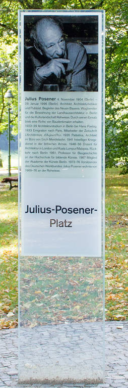 In Nikolassee erinnert der Julius-Posener-Platz an den Architekturhistoriker, der sich hier für den Erhalt der Muthesius-Villen einsetzte.
