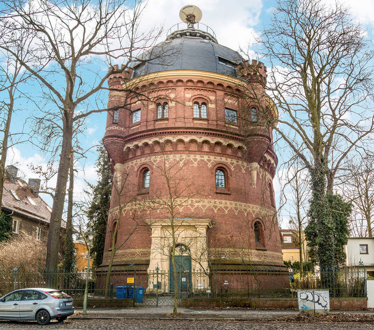 Der Wasserturm in der Deutschen Bauzeitung vom 9. April 1887 und heutige Wetterturm auf dem Fichtenberg.