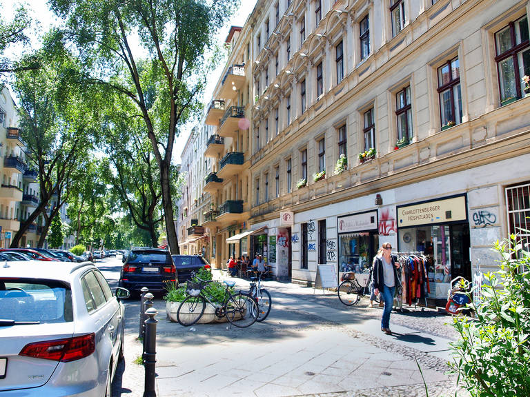 Wohnhäuser mit kleinen Läden bestimmen das Bild der Nehringstraße.