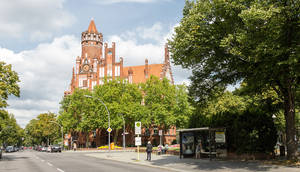 Das Rathaus und die Dorfkirche sind die Wahrzeichen von Schmargendorf.