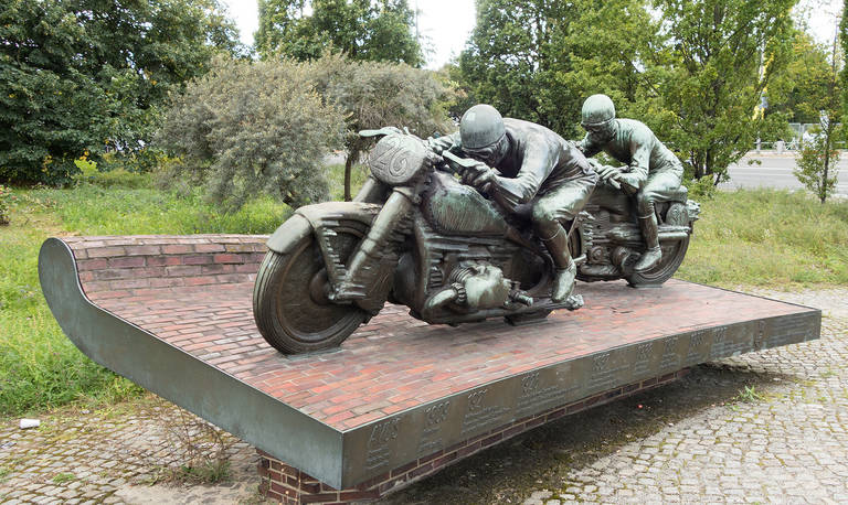 Das 1939 von Max Esser geschaffene Motorradfahrer-Denkmal steht an der früheren Nordkurve.