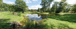 Der erneut angelegte Schloßsee fügt sich mit seiner Insel und dem geschwungenen Ufer perfekt in den Park ein.