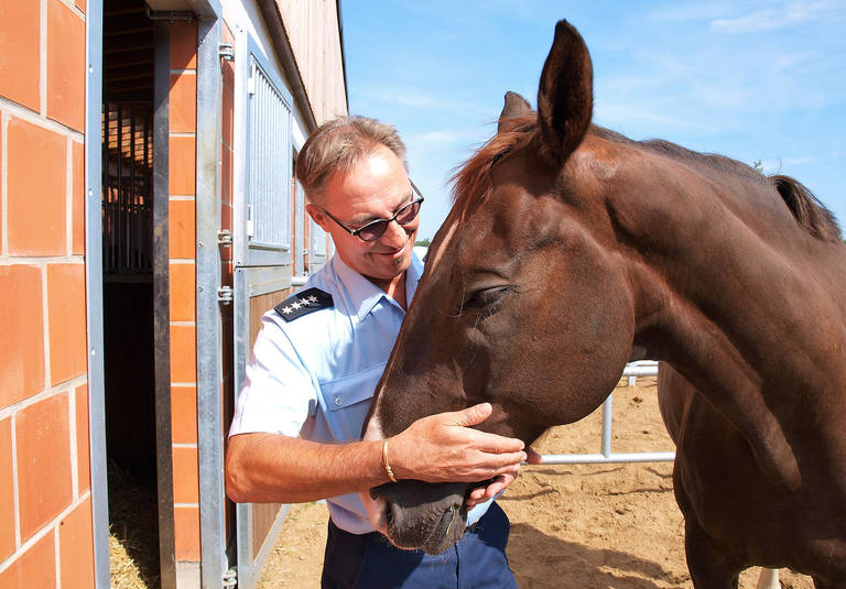 Polizeihauptkommissar Stefan Adam und Dexter fühlen sich wohl auf der großzügigen Anlage in Stahnsdorf.