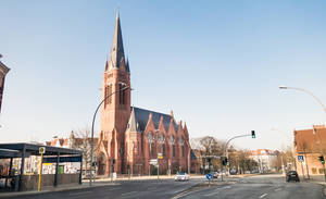 Rund um die Kirche Zum Guten Hirten wird gefeiert.