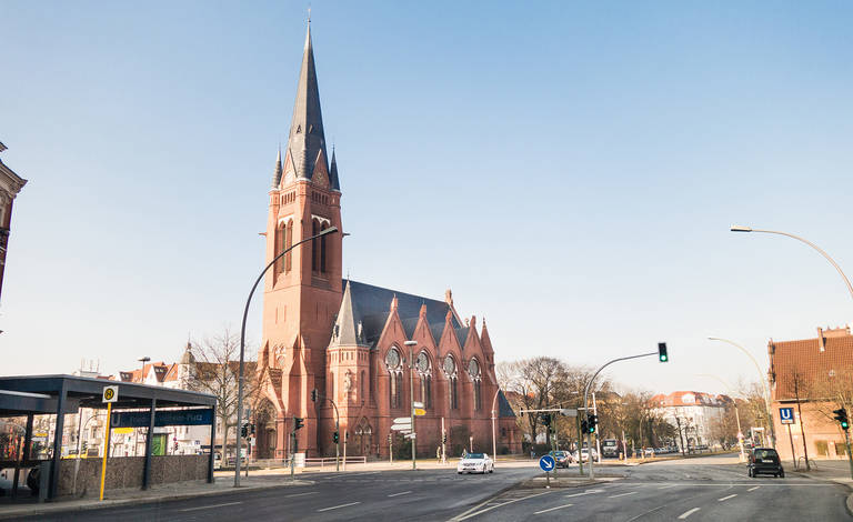 Rund um die Kirche Zum Guten Hirten wird gefeiert.