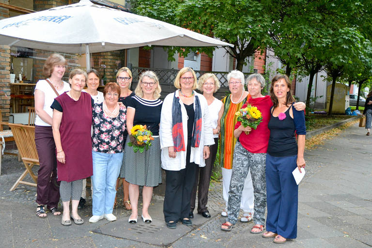 Bezirksbürgermeisterin Angelika Schöttler (5. von rechts) auf dem Sommerfest der Unternehmerinnen. Foto: Wirtschaftsförderung