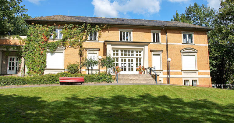 Leo-Borchard-Musikschule auf „grünem Hügel“ in Zehlendorf.