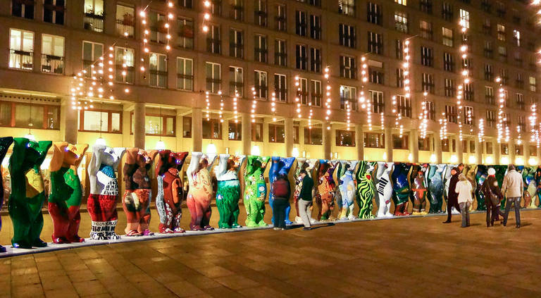 Vom 1. Dezember 2017 bis zum 4. Januar 2018 auf dem Charlottenburger Walter-Benjamin-Platz zu sehen: 140 United Buddy Bears. Fotomontage Herlitz Buddy Bear