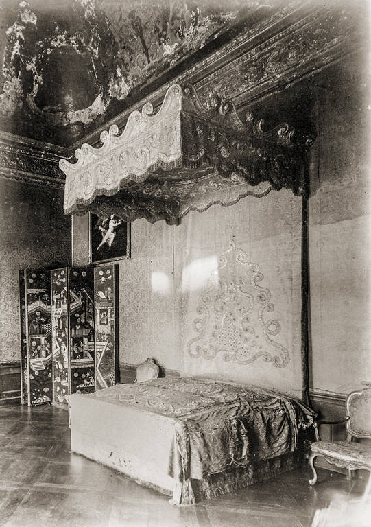 Das Paradebett vor 1888 an seinem ursprünglichen Aufstellungsort im Staatsappartement König Friedrichs I. im Schloss Charlottenburg. Archiv: SPSG