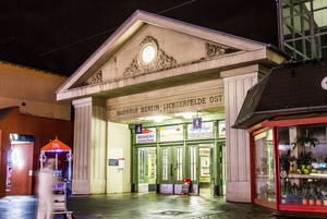 Das Bahnhofsgebäude wurde von Carstenn vorsichtshalber so konstruiert, dass es auch als Scheune nutzbar gewesen wäre.