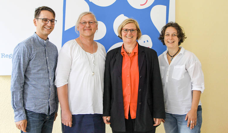 Von links: Jörg Steinert (Geschäftsführer LSVD), Svetlana Linberg (Queer-Beauftragt“), Bezirksbürgermeisterin Angelika Schöttler und Constanze Körner ( Leiterin des Regenbogenfamilienzentrums). Foto: BA