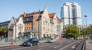 Der denkmalgeschützte Zugang zur S-Bahn mit dem BfA-Gebäude im Hintergrund.