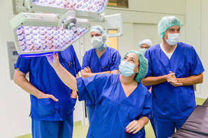 Gesundheitssenatorin Dilek Kolat im neuen Zentralen OP-Bereich des Martin-Luther-Krankenhauses. Foto: Michael Setzpfandt