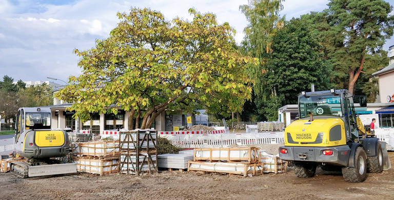 Auf dem Alfred-Grenander-Platz rollen die Bagger, damit Zehlendorf einen weiteren Platz mit hoher Aufenthaltsqualität bekommt.