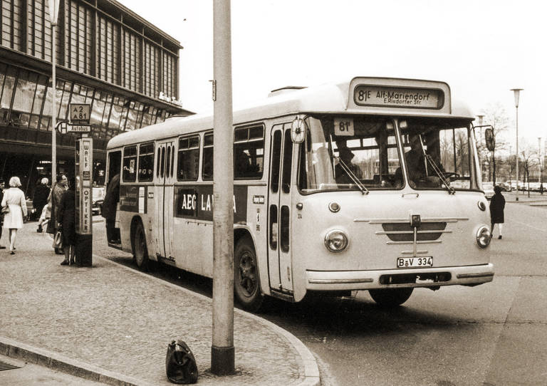 Zwischen 1963 und Anfang 1971 hielt der 81er am Bahnhof Zoo. Foto: Traditionsbus GmbH Berlin