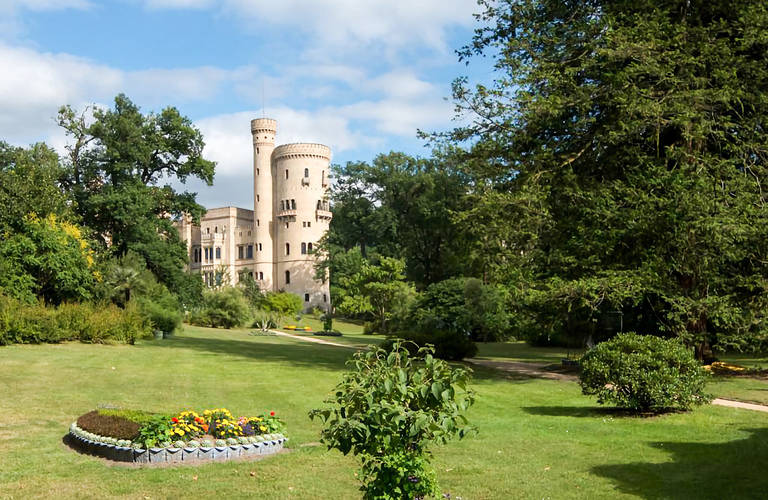 Blick über den Pleasureground zum Schloss Babelsberg. Foto: SPSG/Leo Seidel