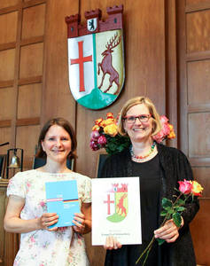 Bezirksbürgermeisterin Angelika Schöttler (rechts) und Integrationsbeauftragte Dr. Lisa Rüter bei der Einbürgerungsfeier. Foto: Bezirksamt Tempelhof-Schöneberg